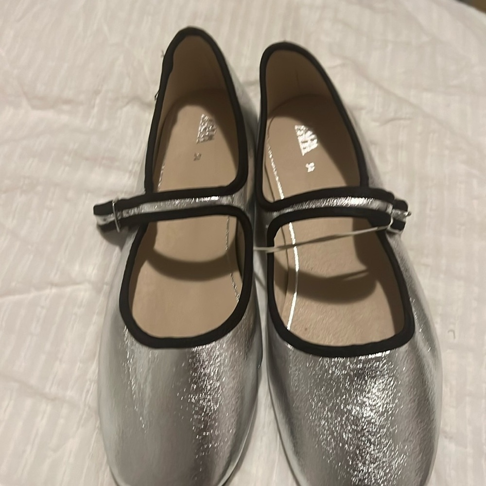 Silver Maryjane shoes with black trim. Size 34 girls. Never worn no box.